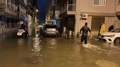 İzmir’de Şiddetli Yağışın ve Fırtınanın Görüntüleri!