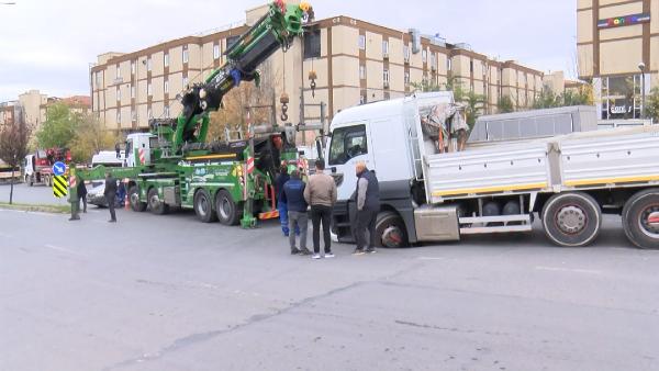 Özgür EREN/İSTANBUL,(DHA)BAŞAKŞEHİR’de kamyonun ön