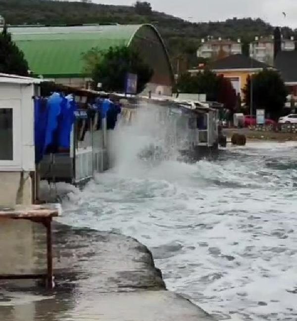 GEMLİK’TE DENİZ TAŞTI, KARAYLA