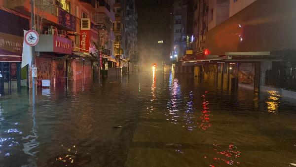 ALSANCAK’DA YOLLAR GÖLE DÖNDÜ