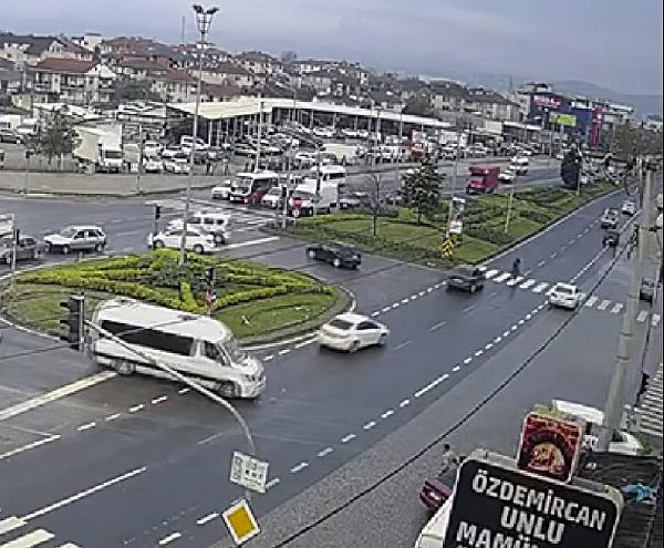 Tezcan SOLMAZ/DÜZCE, (DHA)- DÜZCE’de kavşakta