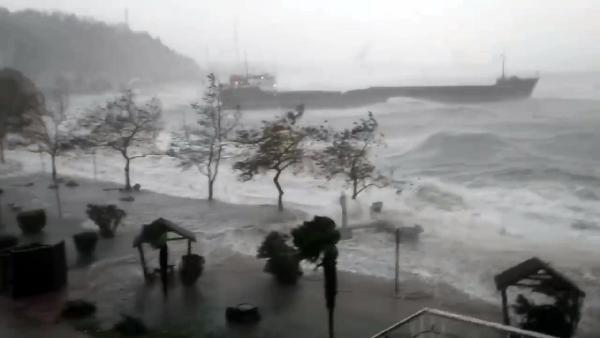 GEMİ KARAYA OTURDU Zonguldak’ın