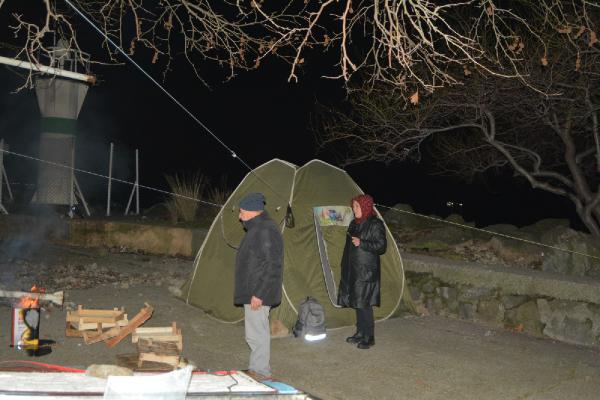 YAKINLARINI BEKLEYEN AİLELER ÇADIR