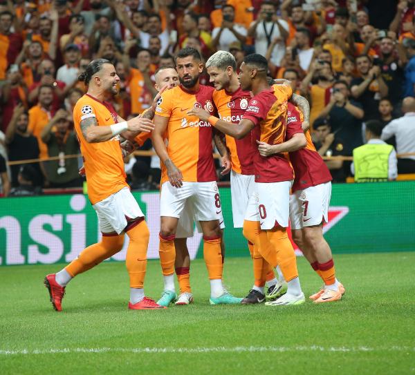 – Galatasaray ile Fenerbahçe,