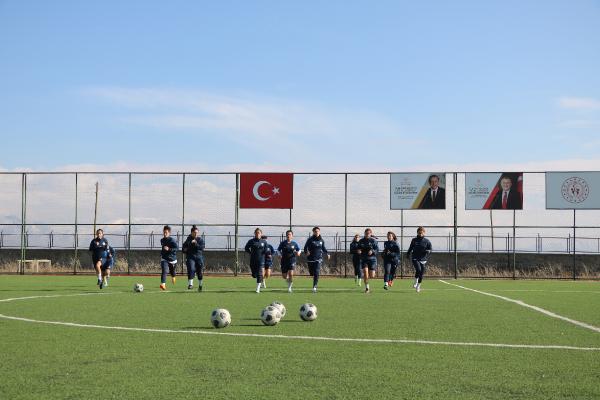 Yaşar KAPLAN/YÜKSEKOVA, (Hakkari)-(DHA)-KADINLAR Futbol 2’nci