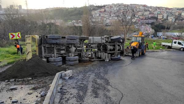 Hasan YILDIRIM/İSTANBUL,(DHA) EYÜPSULTAN’da kum