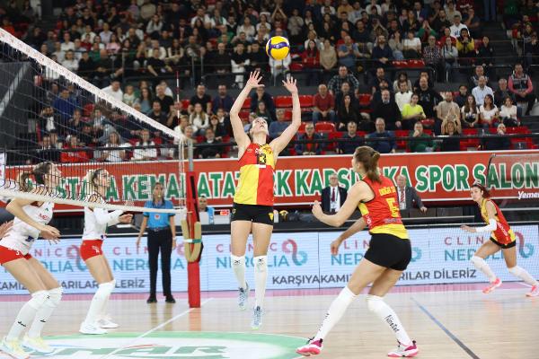 İZMİR, (DHA) KADINLAR Voleybol