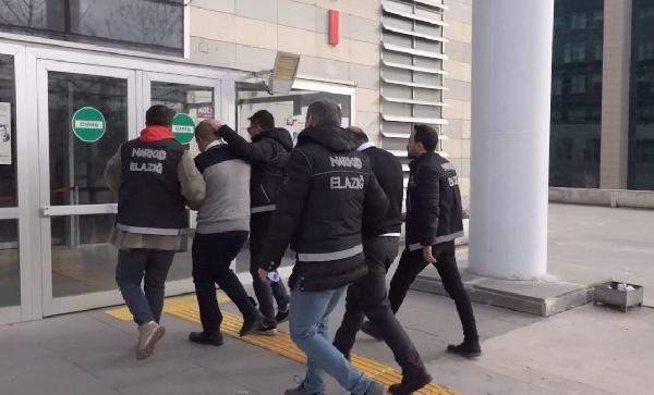 TUTUKLANDILAR Elazığ’da durdurulan yolcu