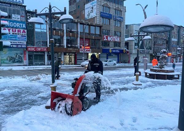 VAN KENT MERKEZİNDE KARLA