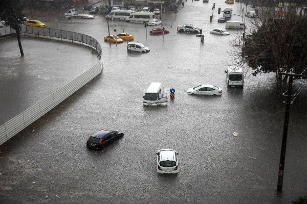 ARAÇLAR SUYA GÖMÜLDÜ Antalya’da