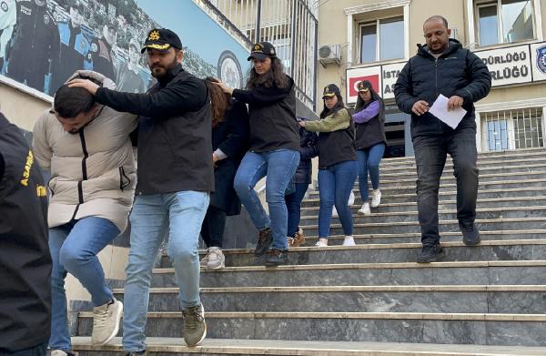 Ali AKSOYER/İSTANBUL,(DHA)İSTANBUL’da telefonda kendilerini