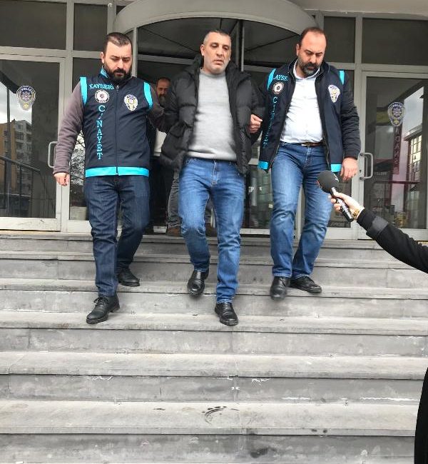 TUTUKLANDI Kayseri’de gazeteci Azim Deniz’i