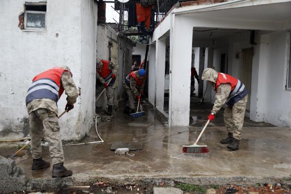 YAĞMURUN VURDUĞU MAHALLEDE KOMANDOLARDAN