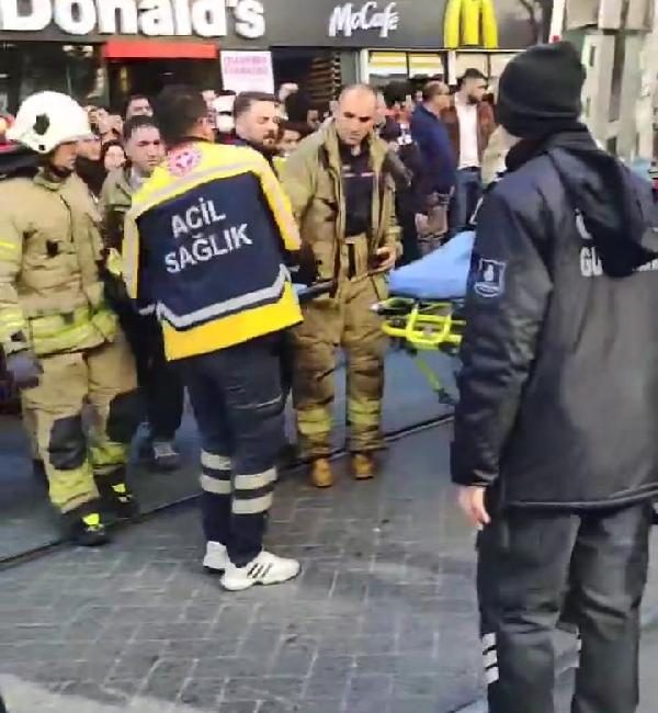 Ahmet YEŞİLMEN/İSTANBUL(DHA)SULTANAHMET’TE tramvay yayaya