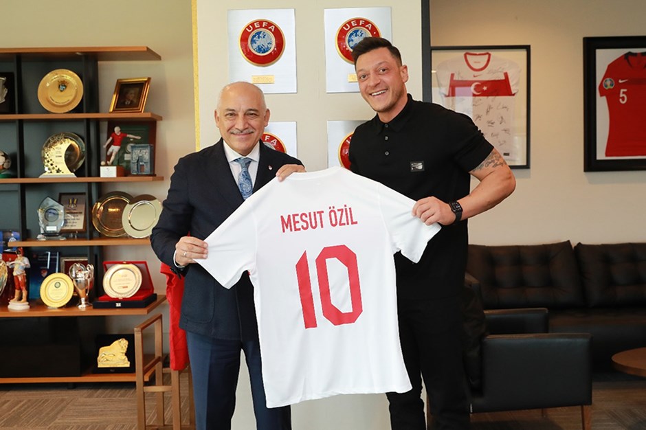 Eski futbolcu Mesut Özil,