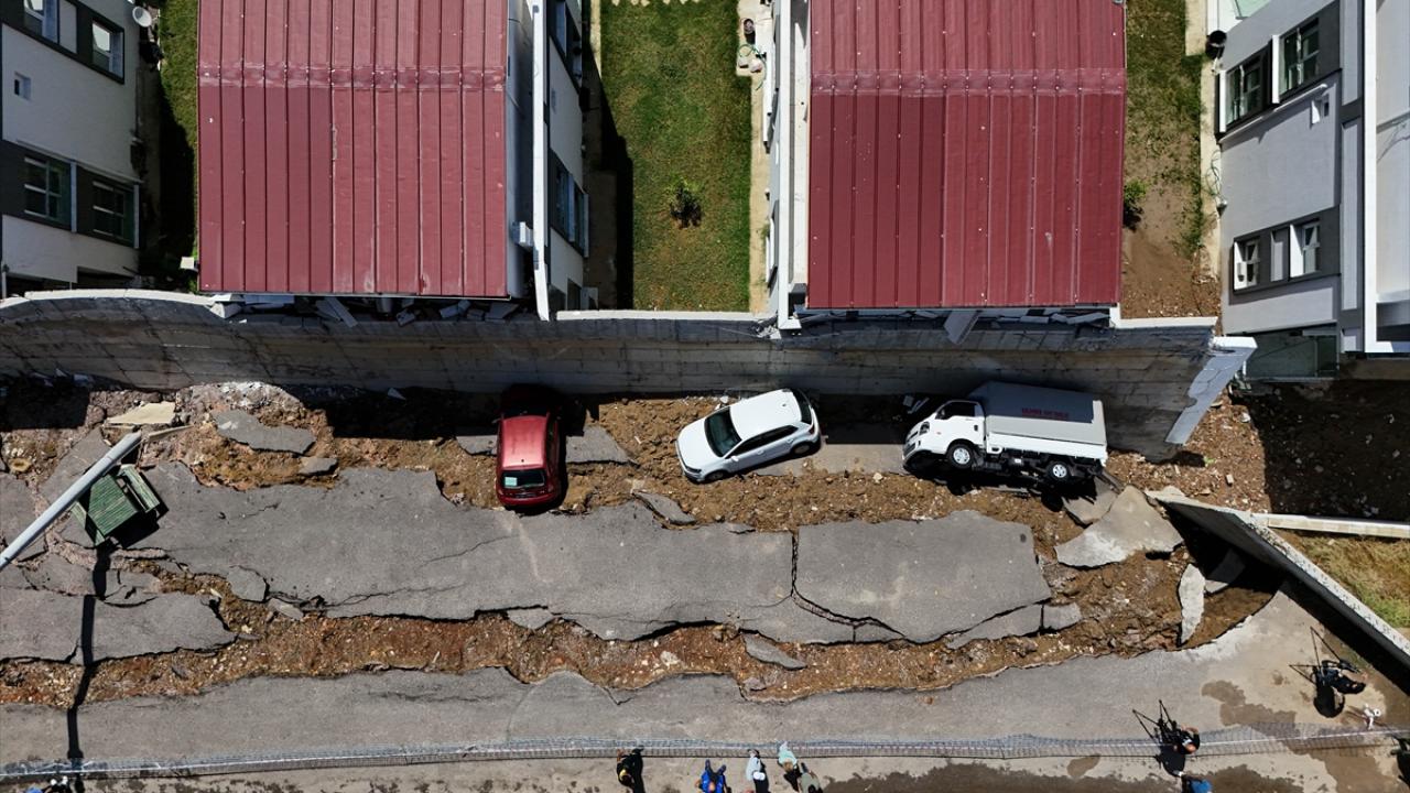 İzmir’de Sağanak Yağmurdan Dolayı Yol Çöktü