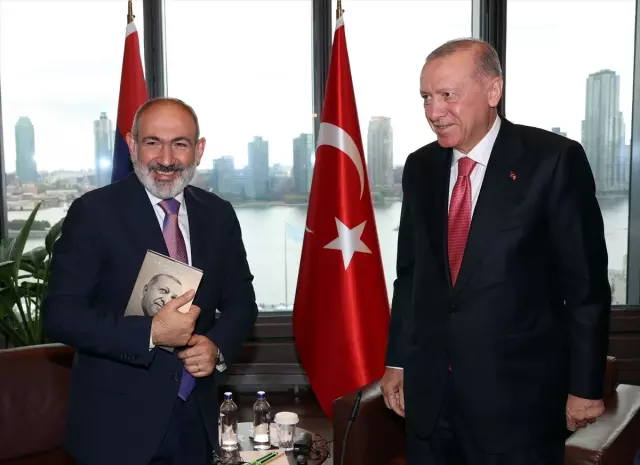 Peşinyan, Erdoğan’ın Hediye Ettiği Kitabı Elinden Bırakmadı